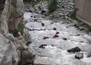  Haga Hydrospeed en los rápidos 